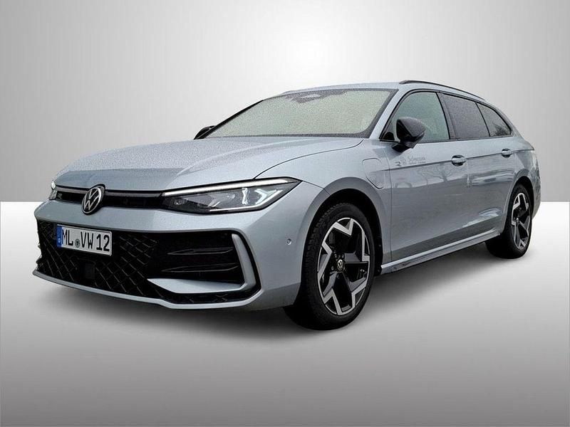 Gebraucht VW Passat R-line 177 PS (130 kW) 2024 Silber Kombi
