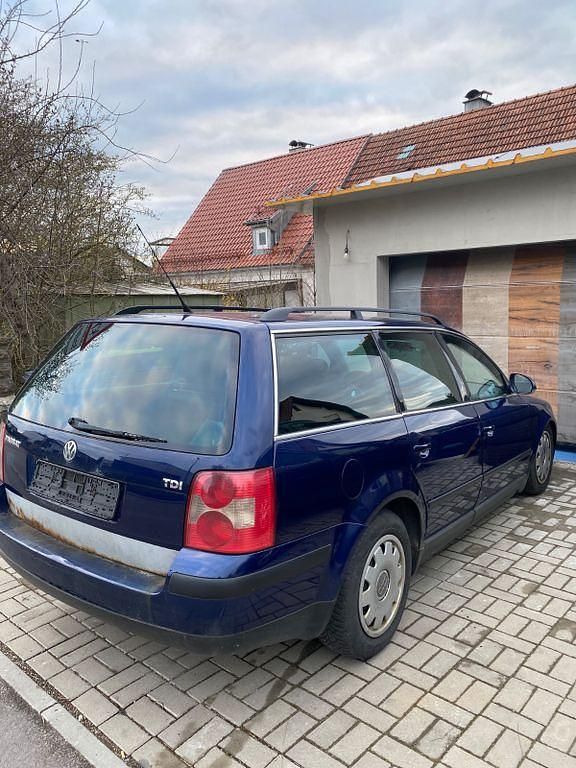Second-hand VW Passat Basis 131 CP (96 kW) 2004 Albastru Berlinǎ