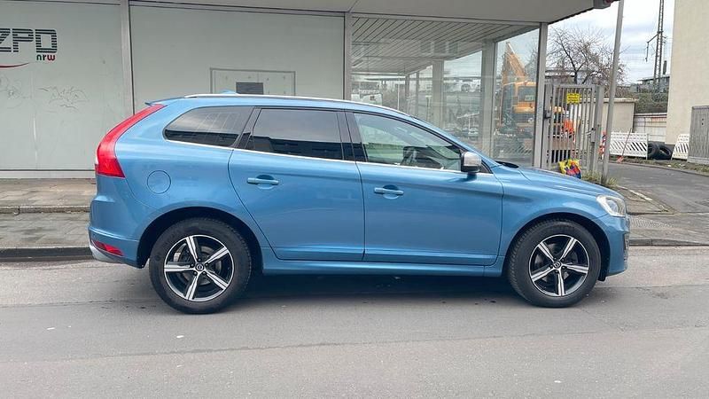 Blau Gebraucht 2017 Volvo XC60 Momentum SUV | 16.900 € (Superpreis) - Bild 1/4