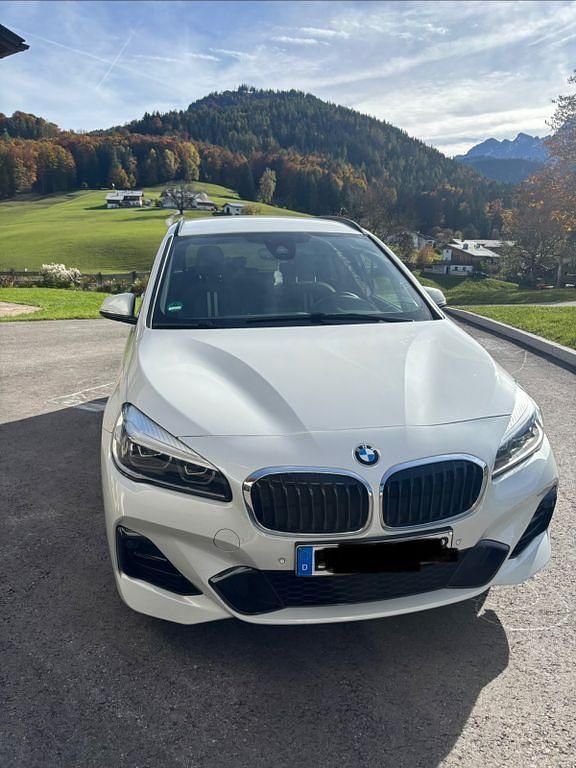 Weiß Gebraucht 2019 BMW 218 Gran Tourer M Sport Van / Kleinbus | 18.950 € (Guter Preis) - Bild 1/4