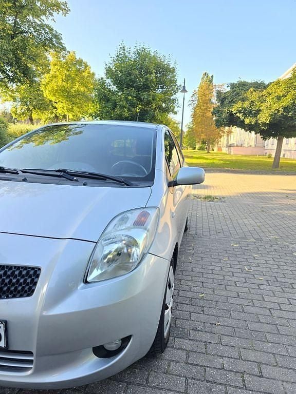 Silber Gebraucht 2007 Toyota Yaris Limousine | 3.990 € (Fairer Preis) - Bild 1/4