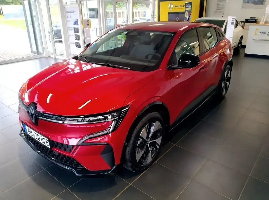 Używany Renault Megane E-Tech Evolution 160 kW (218 KM) 2023 Czerwony Sedan/Limuzyna