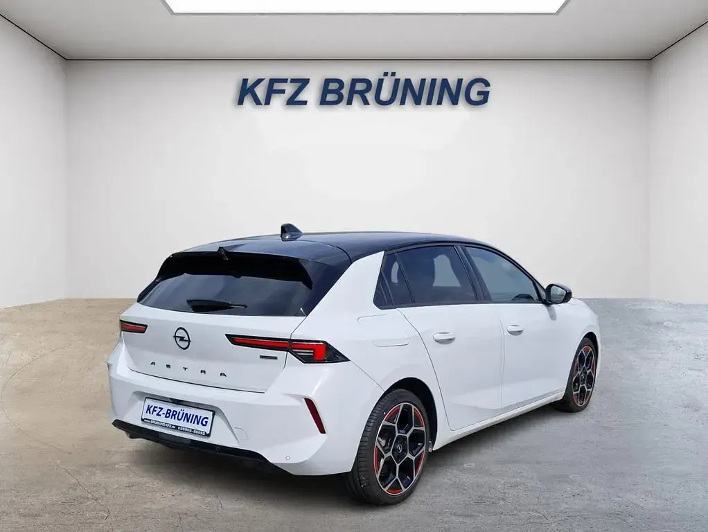 Gebraucht Opel Astra 179 PS (131 kW) 2022 Jade weiß / dach schwarz Kleinwagen