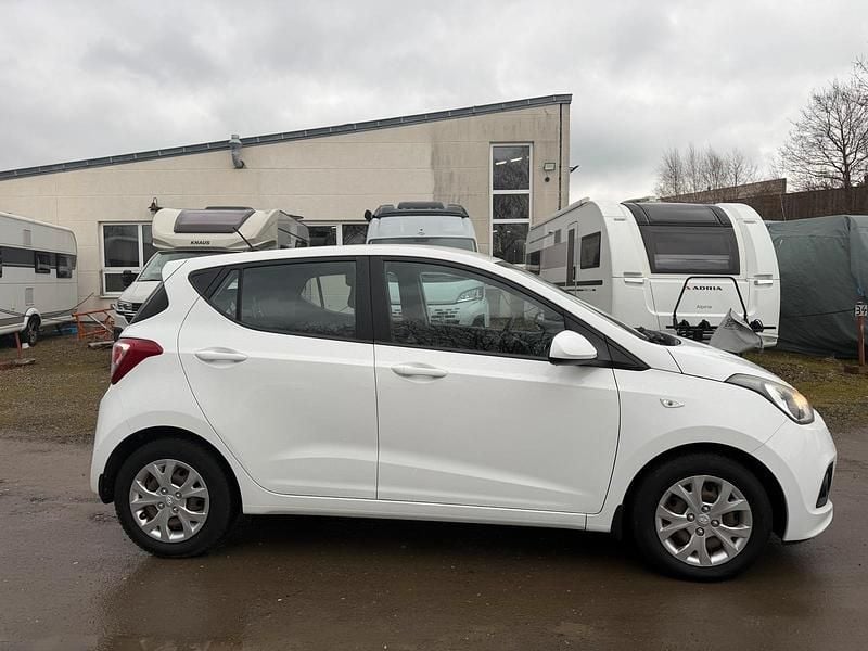 Gebraucht Hyundai i10 67 PS (49 kW) 2015 Weiß Kleinwagen