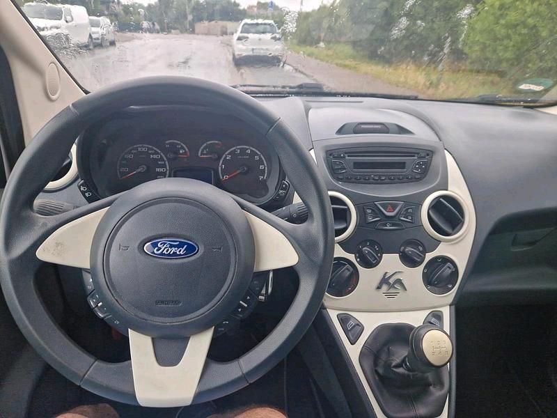 Weiß Gebraucht 2014 Ford Ka Titanium Kleinwagen | 3.300 € (Fairer Preis) - Bild 1/4