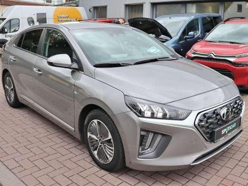 Gebraucht Hyundai Ioniq Premium 141 PS (103 kW) 2020 Fluidic metal / met Kleinwagen