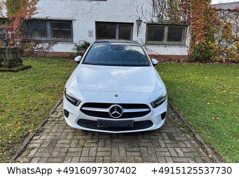 Weiß Gebraucht 2021 Mercedes A200 Limousine | 22.900 € (Teuer) - Bild 1/4