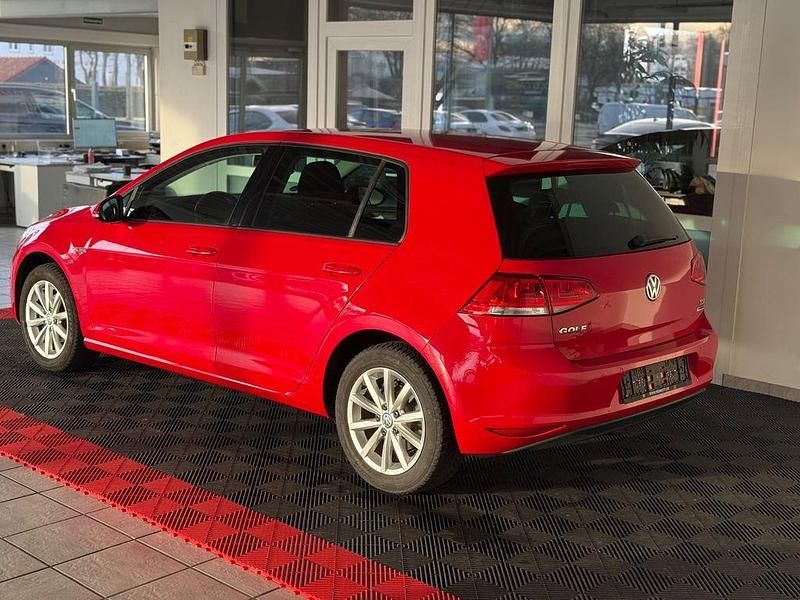 Gebraucht VW Golf VII LOUNGE 86 PS (63 kW) 2016 Rot Limousine