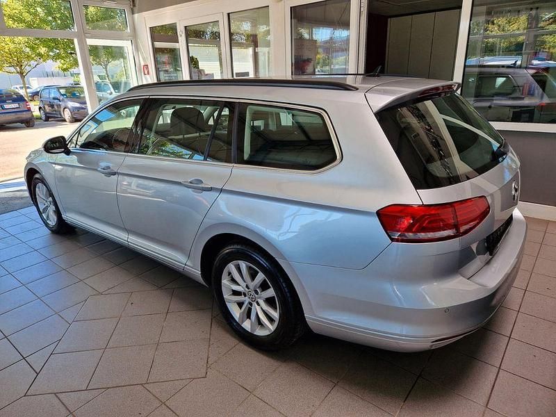 Gebraucht VW Passat 120 PS (88 kW) 2019 Silber Kombi