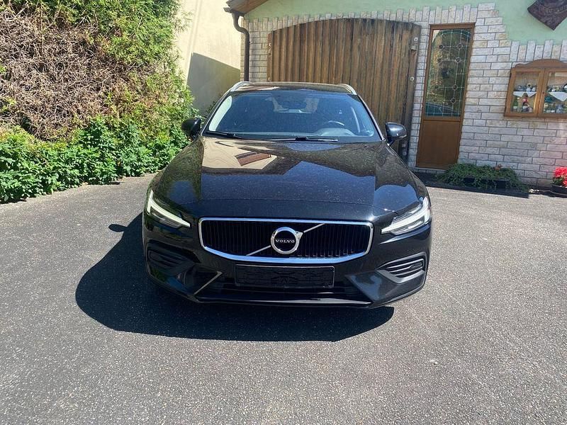 Gebraucht Volvo V60 Momentum 150 PS (110 kW) 2020 Schwarz Kombi