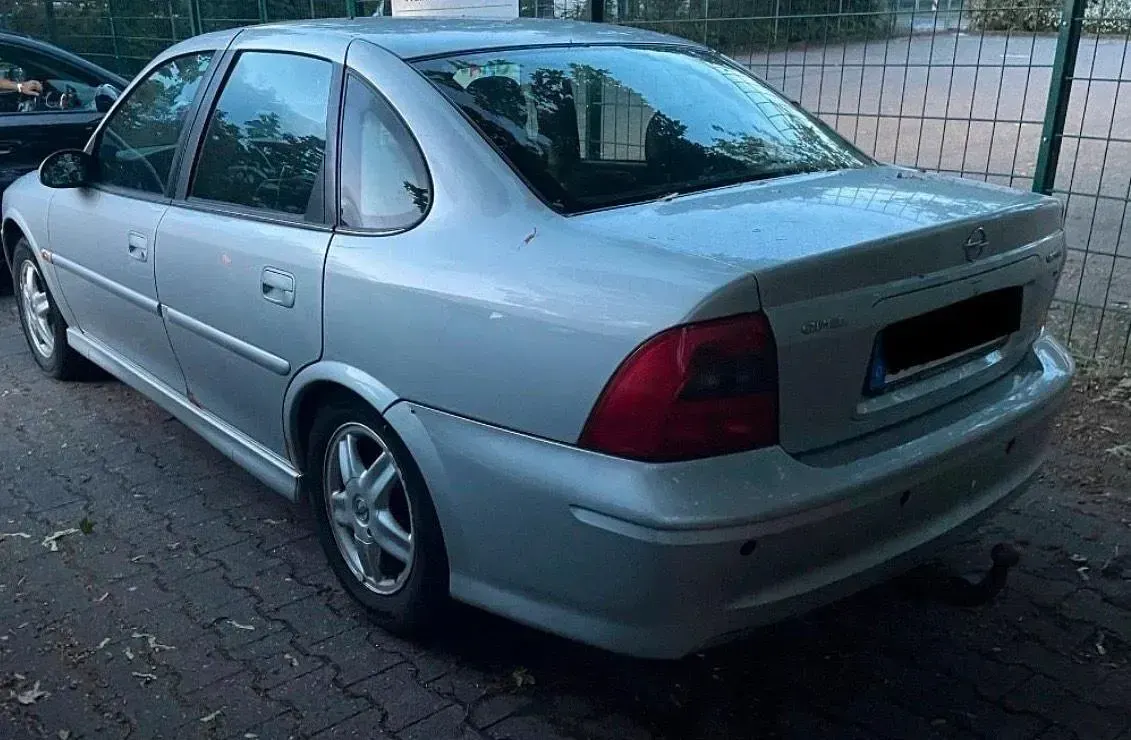 Usata Opel Vectra 125 CV (91 kW) 2001 Argento Berlina