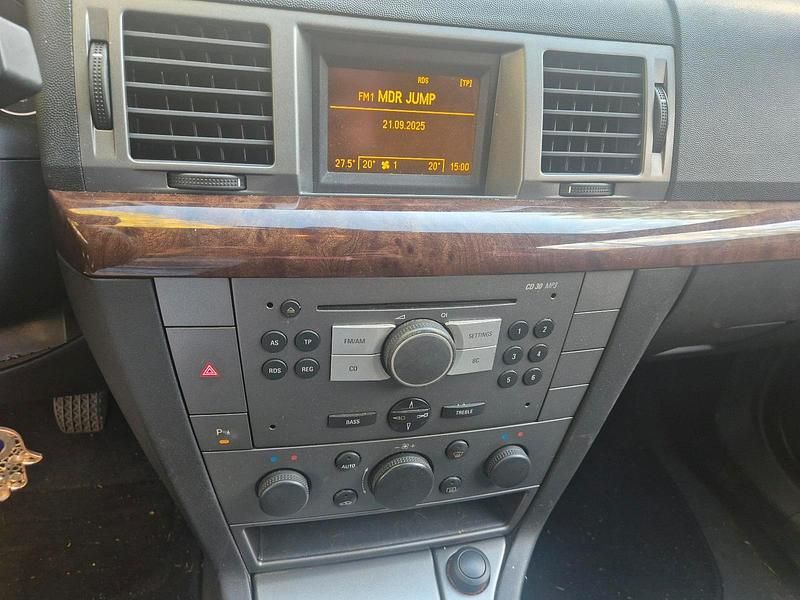 Grün Gebraucht 2011 Opel Vectra Limousine | 1.000 € - Bild 1/4