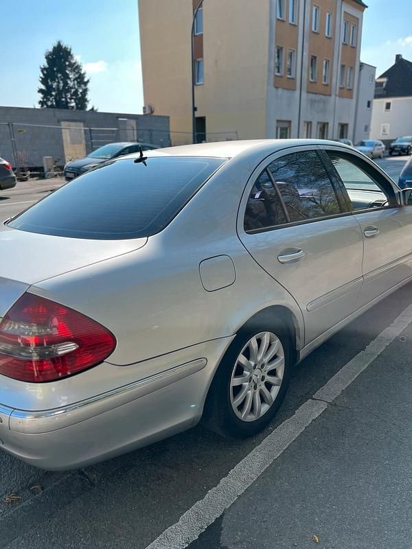 Gebraucht Mercedes E270 Avantgarde 177 PS (130 kW) 2002 Silber Limousine