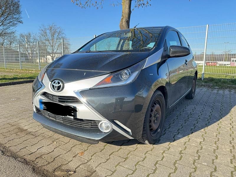 Gebraucht Toyota Aygo 70 PS (51 kW) 2016 Schwarz Kleinwagen