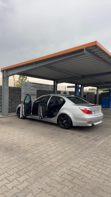 Gebraucht BMW 525 190 PS (139 kW) 2005 Silber Limousine