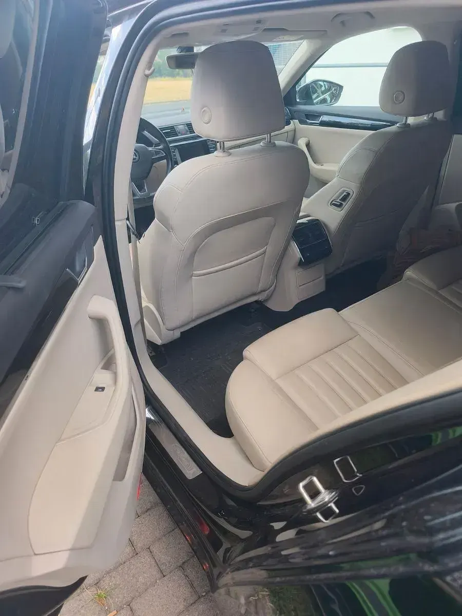 Gebraucht Skoda Superb LAURIN & KLEMENT 150 PS (110 kW) 2016 Schwarz Kombi
