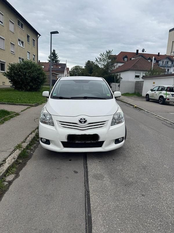 Weiß Gebraucht 2011 Toyota Verso Van / Kleinbus | 6.800 € (Fairer Preis) - Bild 1/4