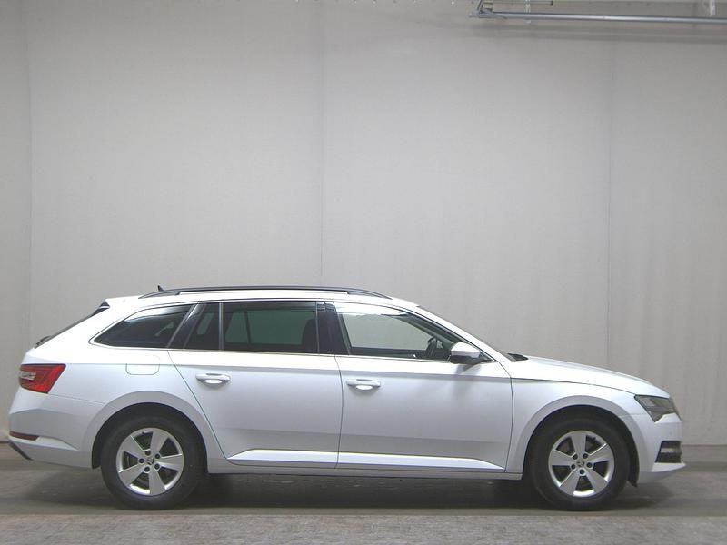 Weiss Gebraucht 2023 Skoda Superb Ambition Kombi | 17.980 € - Bild 1/4