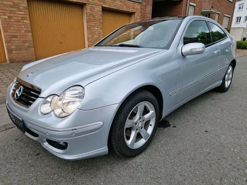 Gebraucht Mercedes C180 143 PS (105 kW) 2008 Silber Coupé