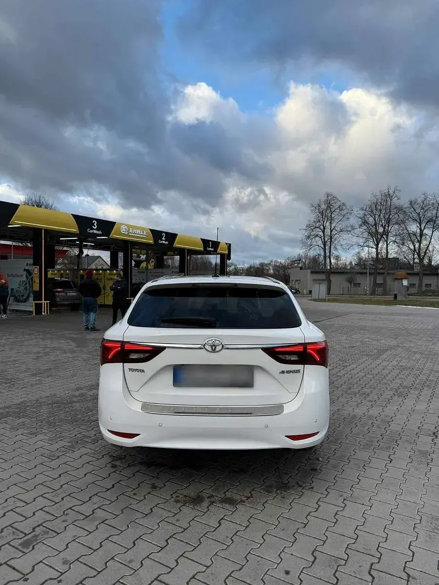 Gebraucht Toyota Avensis 143 PS (105 kW) 2015 Weiß Kombi
