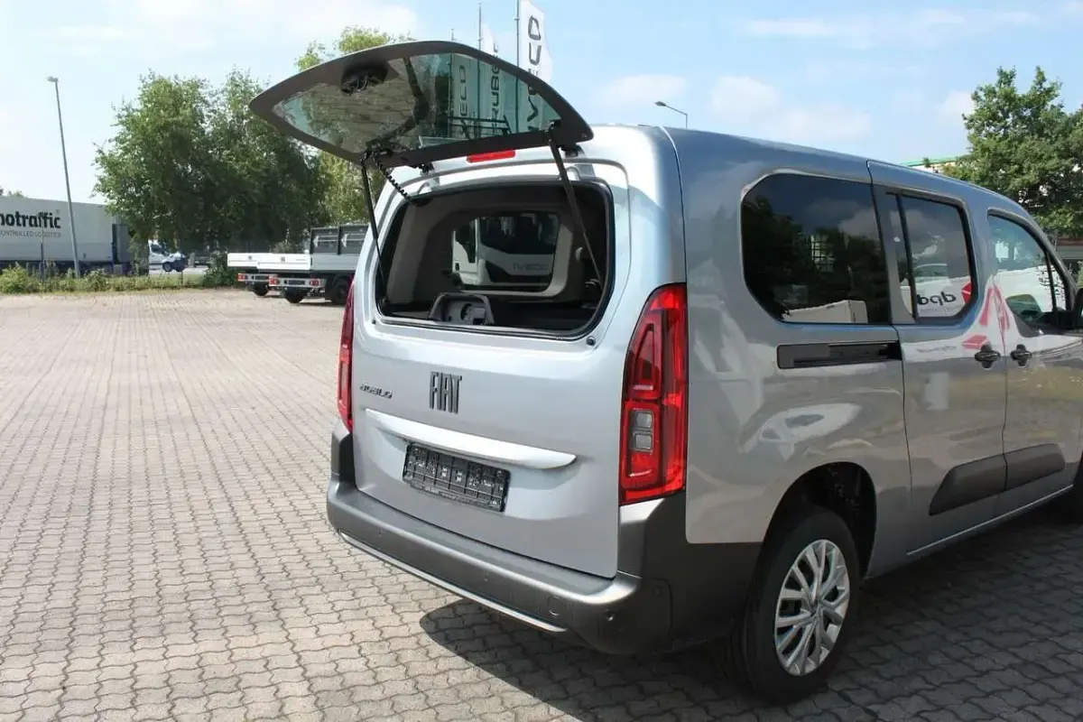 Neu Fiat Doblò 131 PS (96 kW) 2026 Grau Van / Kleinbus