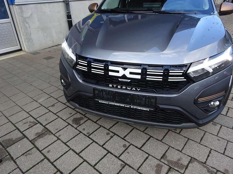 Neu Dacia Sandero Extreme 91 PS (66 kW) 2025 Dolomit grau Kleinwagen
