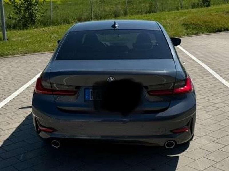 Grau Gebraucht 2020 BMW 318 Sport Line Limousine | 27.900 € (Fairer Preis) - Bild 1/4