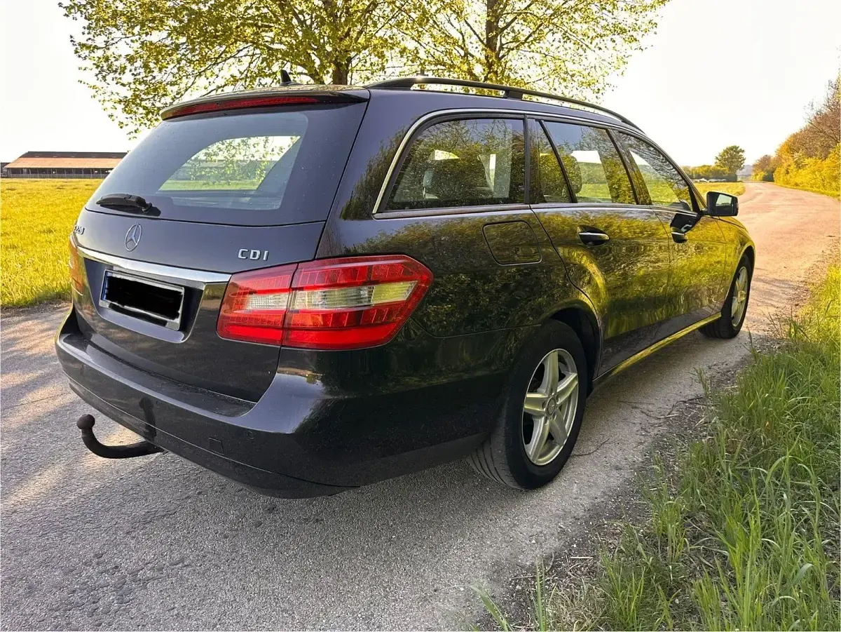 Używany Mercedes E220 170 KM (125 kW) 2011 Czarny Kombi