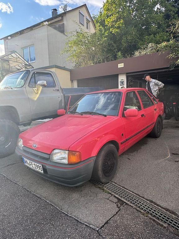 Rot Gebraucht 1990 Ford Escort Limousine | 650 € - Bild 1/4