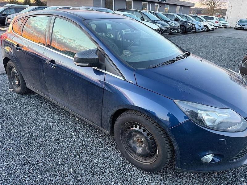 Gebraucht Ford Focus Titanium 105 PS (77 kW) 2012 Blau Limousine