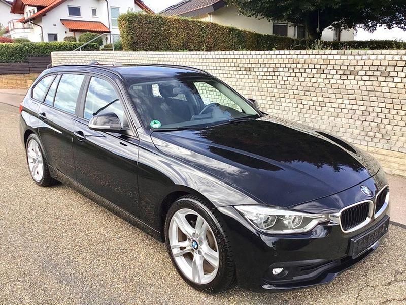 Schwarz ii/bonnet fluid black Gebraucht 2018 BMW 318 Performance Kombi | 11.990 € (Superpreis) - Bild 1/4