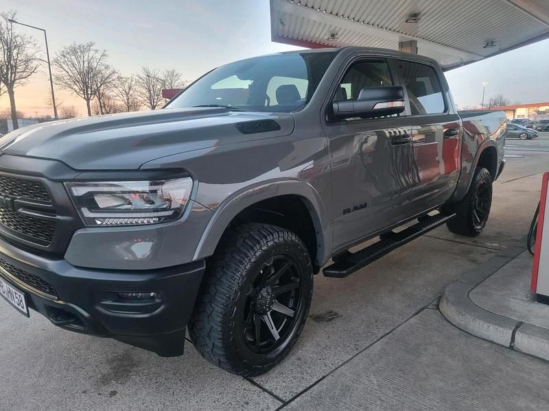 Grau Gebraucht 2020 RAM 1500 Abholung | 38.500 € - Bild 1/4