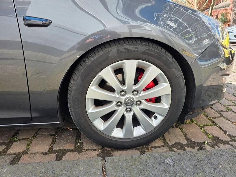 Używany Opel Astra Cosmo 179 KM (131 kW) 2010 Szary Sedan/Limuzyna