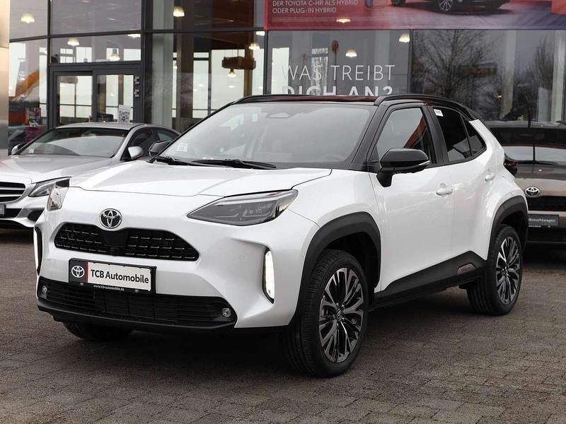 Platinumweiss/schwar Neu 2025 Toyota Yaris Cross Plus SUV | 35.278 € (Teuer) - Bild 1/4