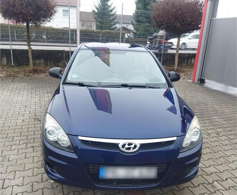 Gebraucht Hyundai i30 109 PS (80 kW) 2010 Blau Kleinwagen