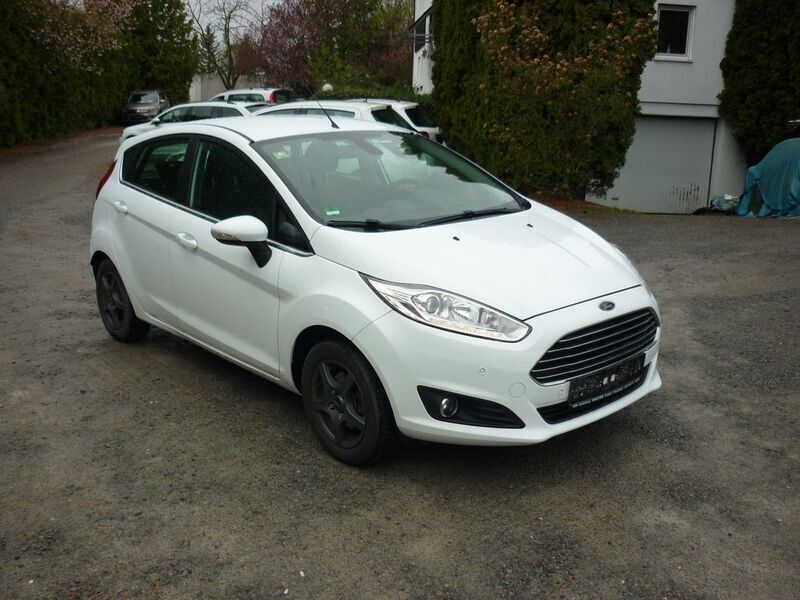 Weiß Gebraucht 2015 Ford Fiesta Titanium Kleinwagen | 5.990 € (Fairer Preis) - Bild 1/4