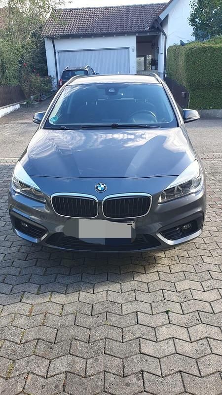 Grau Gebraucht 2017 BMW 220 Sport Line Kombi | 16.900 € (Guter Preis) - Bild 1/4