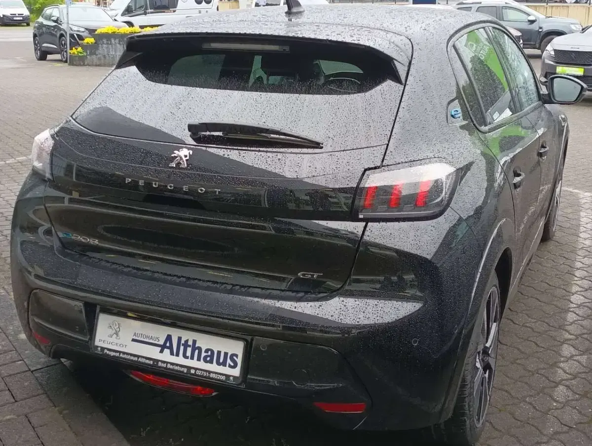 Gebraucht Peugeot e-208 GT 100 kW (136 PS) 2022 Schwarz perla nera metallic Kleinwagen