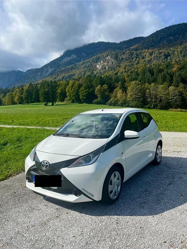 Weiß Gebraucht 2017 Toyota Aygo Kleinwagen | 5.900 € (Fairer Preis) - Bild 1/4