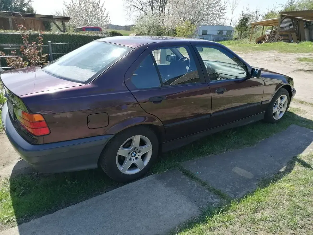 Gebraucht BMW 318 113 PS (83 kW) 1993 Rot Limousine