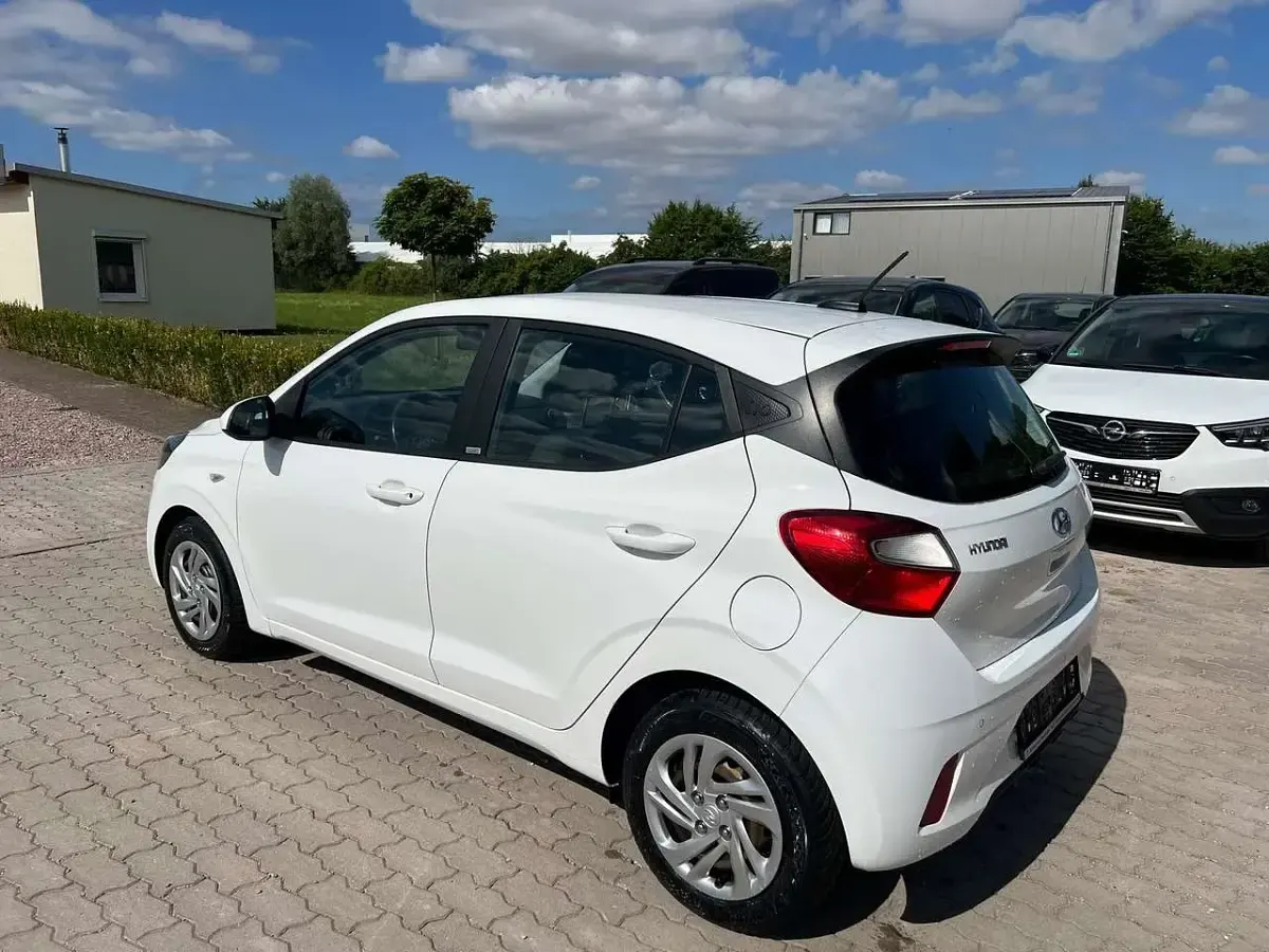 Gebraucht Hyundai i10 Select 67 PS (49 kW) 2021 Polar white / sol Kleinwagen
