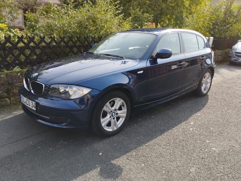 Blau Gebraucht 2011 BMW 118 Sport Line Kleinwagen | 7.349 € (Guter Preis) - Bild 1/4
