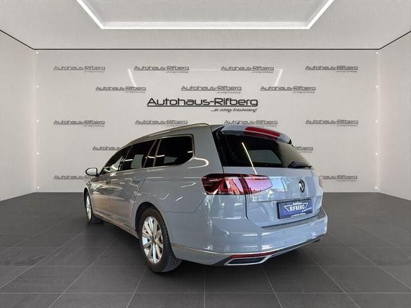 Gebraucht VW Passat Elegance 150 PS (110 kW) 2024 Grau Kombi