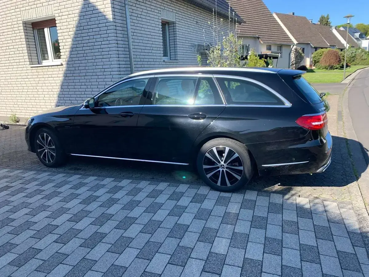 Second-hand Mercedes E300 306 CP (225 kW) 2020 Negru Break
