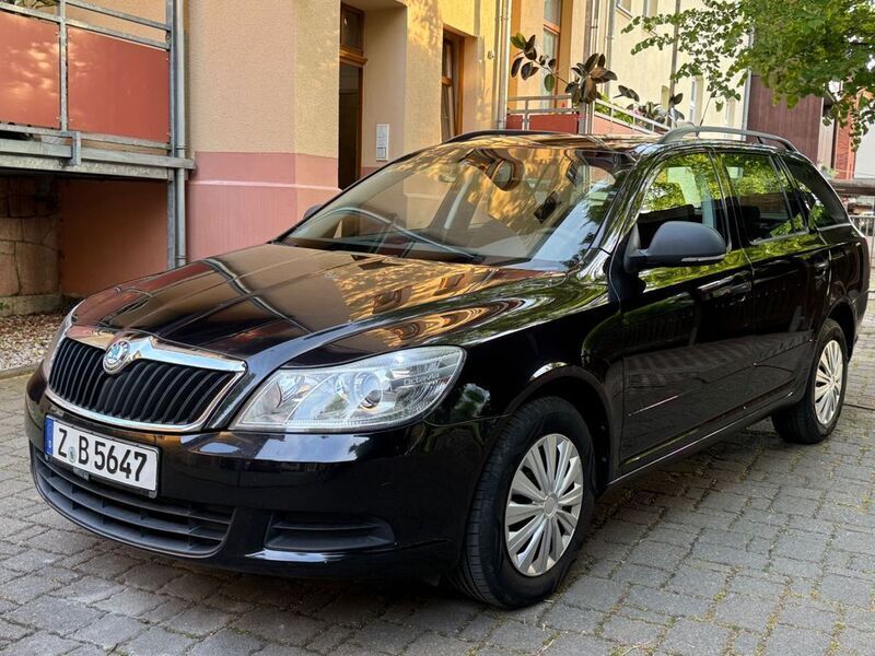 Schwarz Gebraucht 2011 Skoda Octavia Limousine | 3.999 € (Superpreis) - Bild 1/4