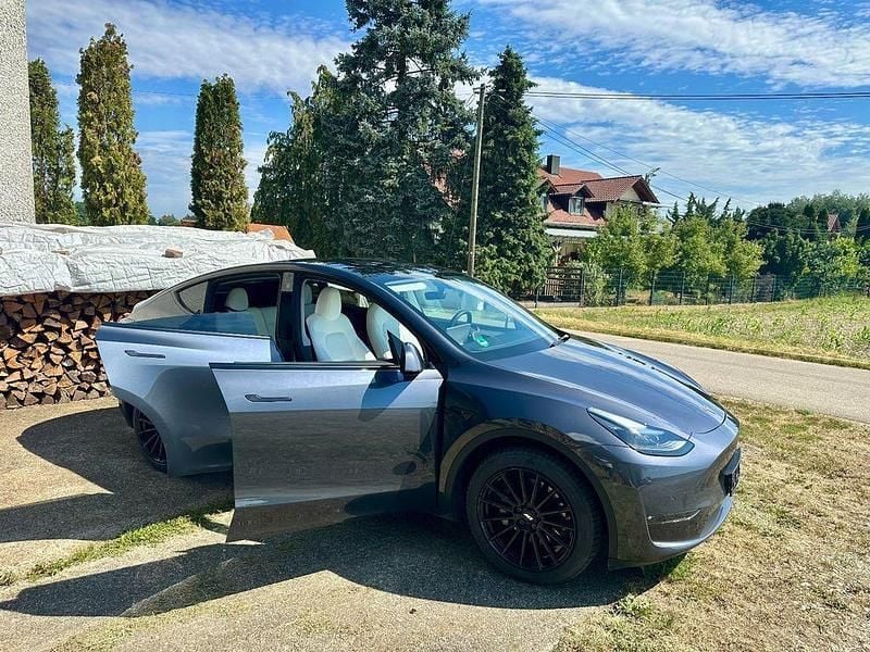 Grau Gebraucht 2022 Tesla Model Y Long Range SUV | 35.500 € (Etwas zu teuer) - Bild 1/4