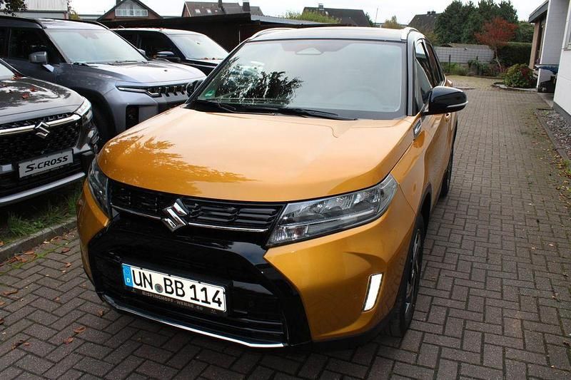 Gold Neu 2025 Suzuki Vitara Comfort+ SUV | 28.895 € (Fairer Preis) - Bild 1/4