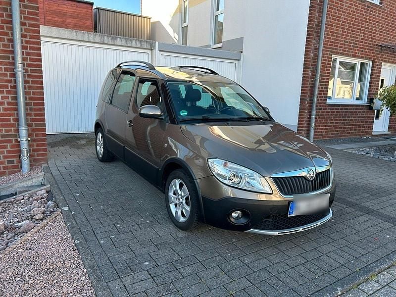 Braun Gebraucht 2013 Skoda Roomster Plus Edition Van / Kleinbus | 3.850 € (Fairer Preis) - Bild 1/4