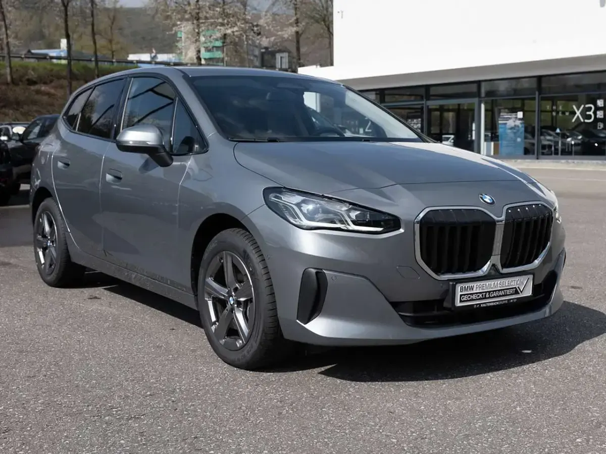 Gebraucht BMW 220 Active Tourer 170 PS (125 kW) 2025 Grau Van / Kleinbus