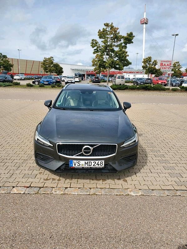 Braun Gebraucht 2020 Volvo V60 Kombi | 25.550 € (Etwas zu teuer) - Bild 1/4